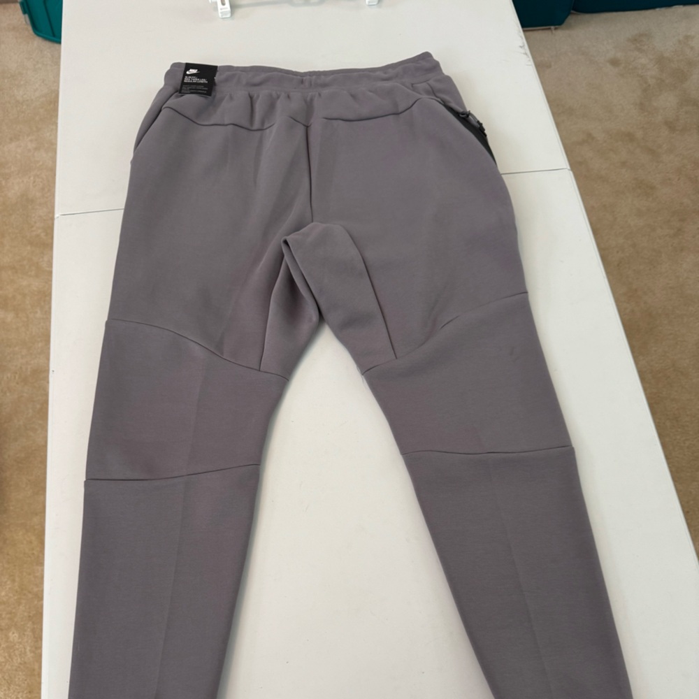 Nike Gray Joggers with Elastic Waistband and Tapered Fit - Picture 2 of 4